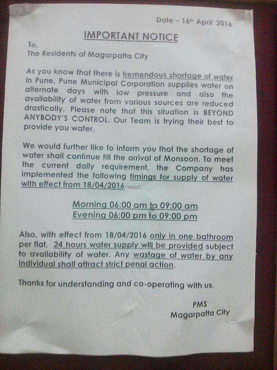 En lapp har satts upp i ett bostadsområde i Pune som visar tiderna när det finns tillgång till rinnande vatten och boende uppmanas att vara sparsamma med vattnet.