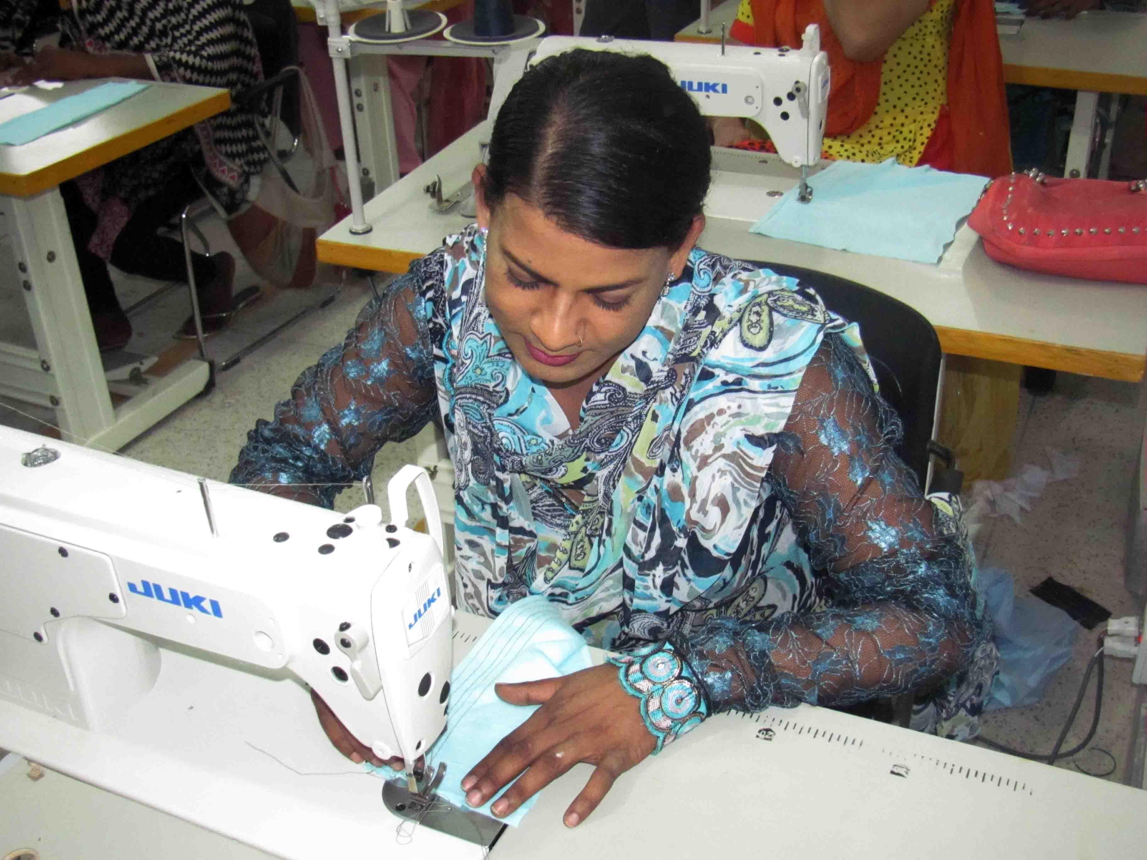 Det är vanligt att transpersoner arbetar i textilfabriker i Pakistan.©Irfan Ahmed/IPS