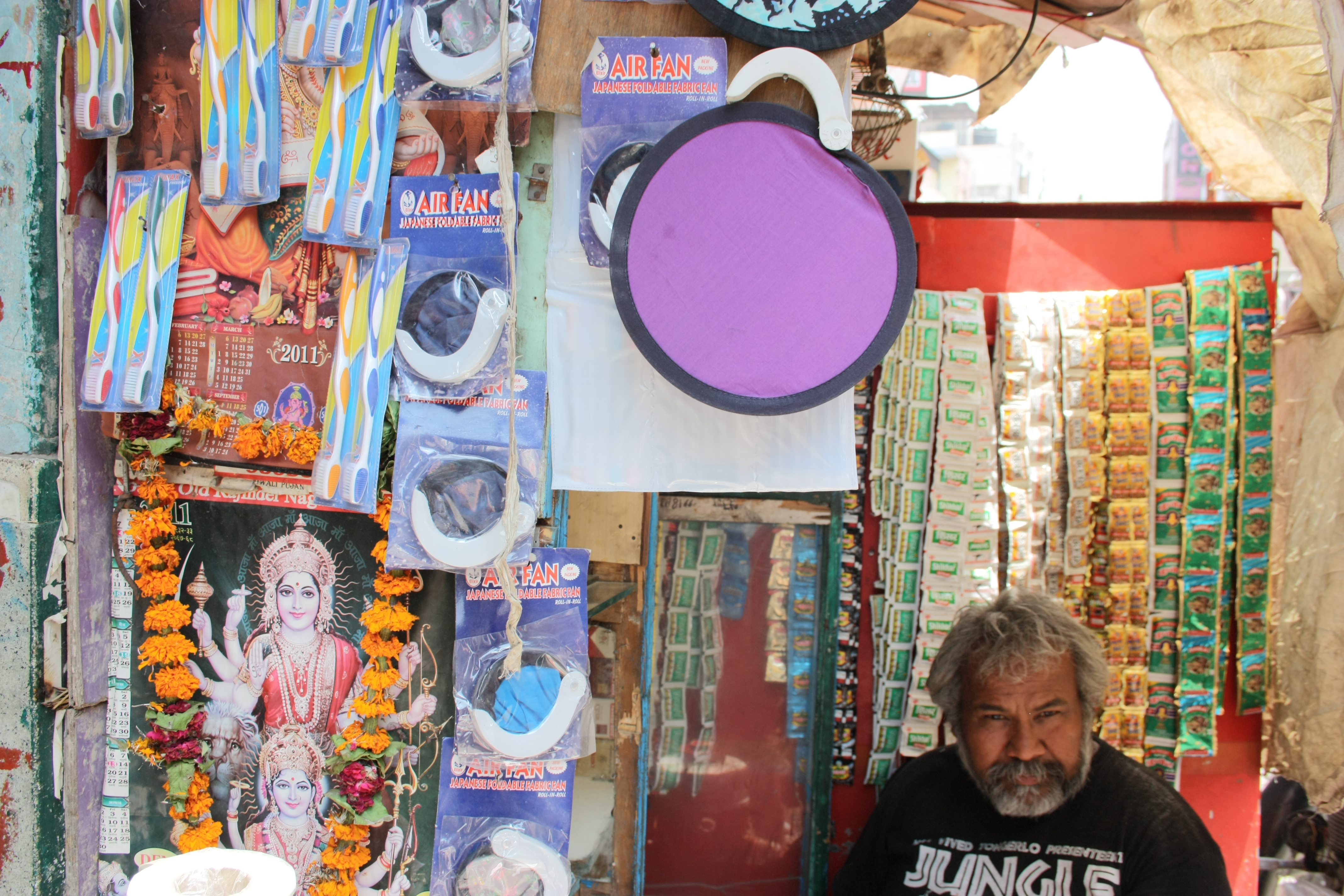 Försäljare med portabel busiess i Old Delhi. Foto Johanna Sommansson.