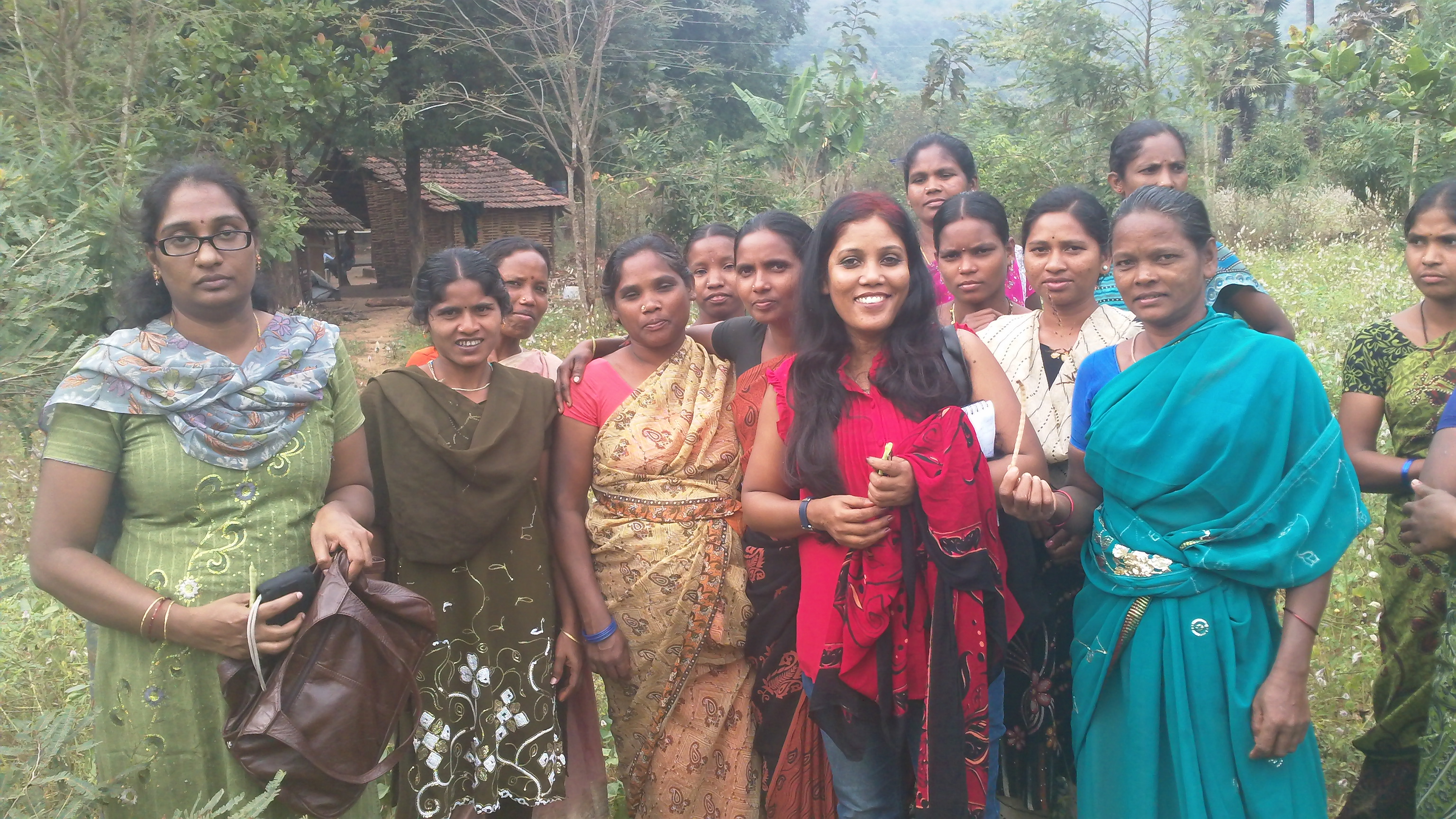 Stella Paul (i rosa) tillsammans med några stamkvinnor hon intervjuvade om solenergi i den avlägsna byn Anantagiri, Inida. Foto: Stella Paul /IPS