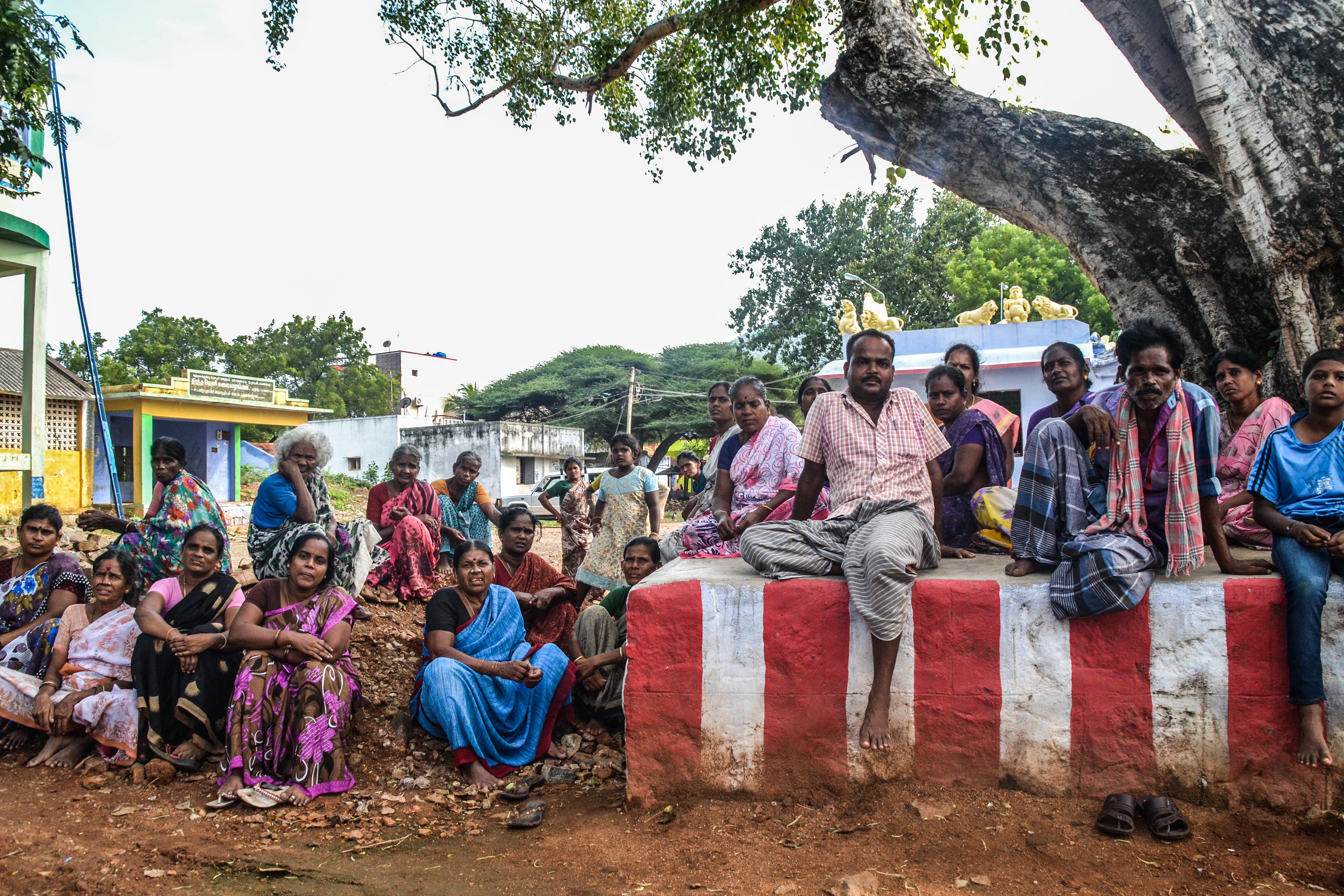 En grupp bönder från byn Mallanampatty diskuterar hur de kan anpassa sitt jordbruk till det rådande klimatet. Foto Josefin Aldegren