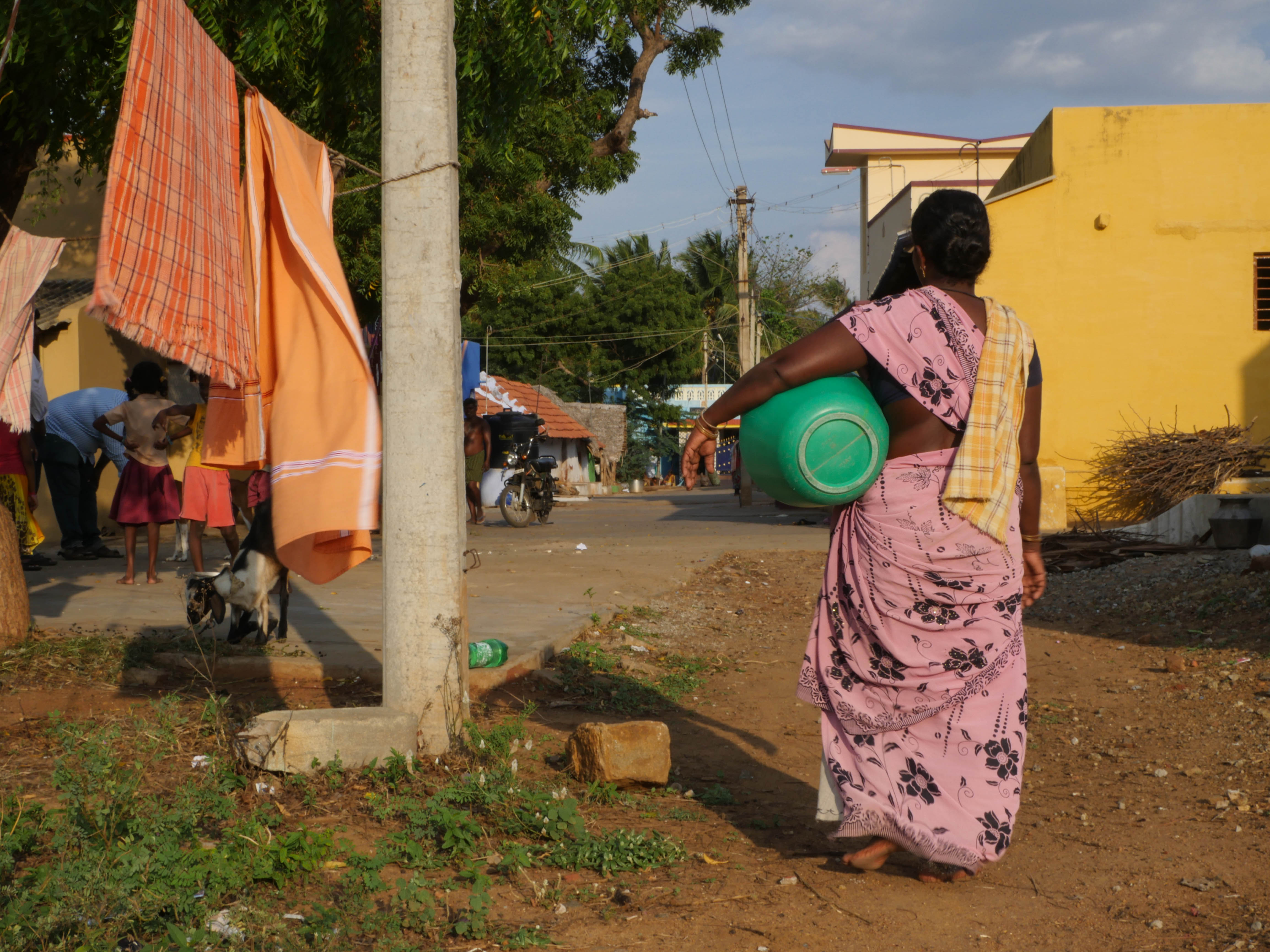 Byborna i Pappinayakanpatti hämtar vatten två gånger i veckan.