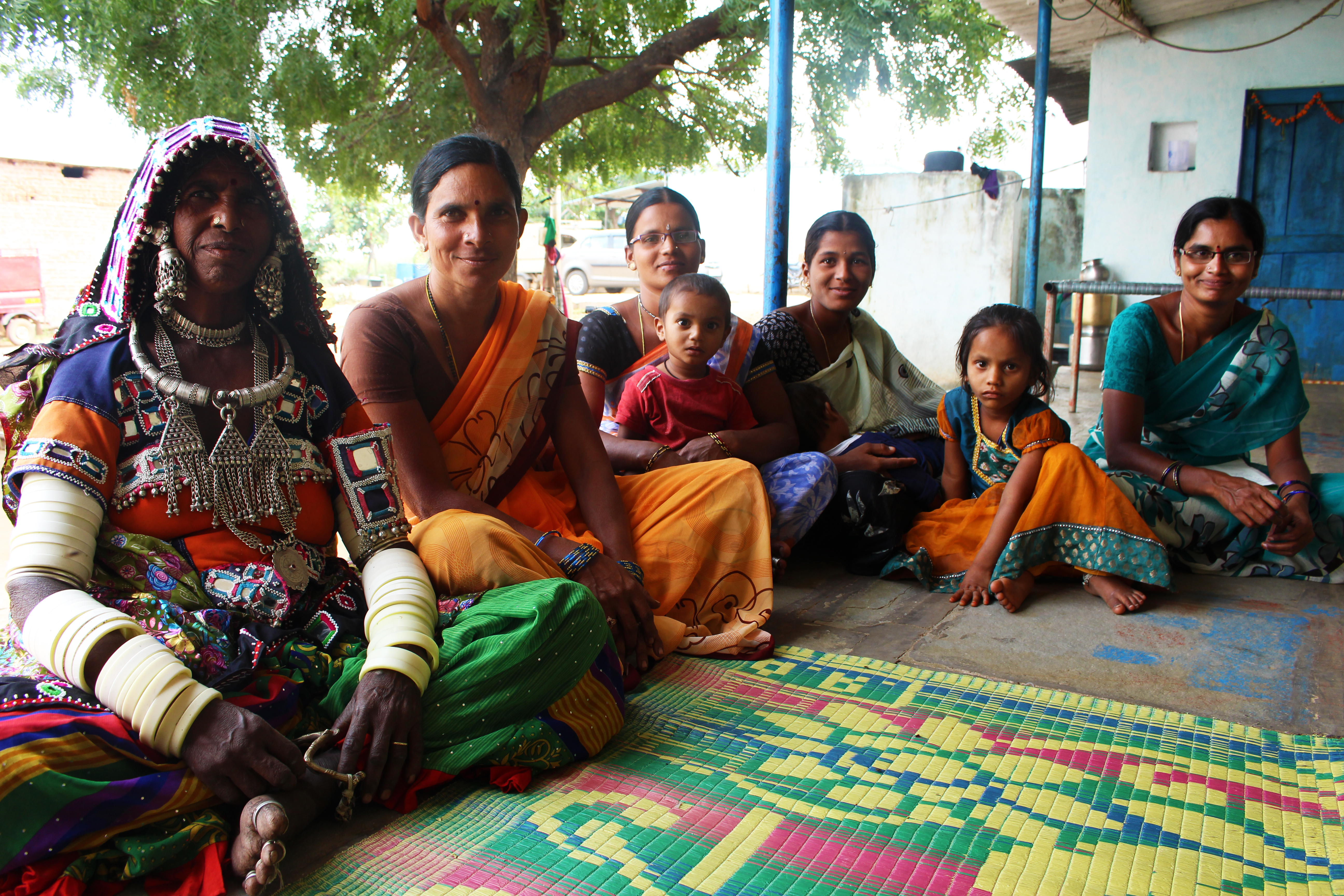 Kvinnorna i byn Dhayyam Banda Thanda berättade om hur de odlar med ekologiska metoder. Foto: Elin Gidlöf