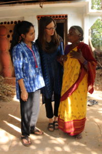 Chandramma förklarar vikten av en fröbank där alla kan komma och byta fröer och på så vis slippa dyra avgifter och kostnader till stora företag. . Foto Elin Gidlöf.