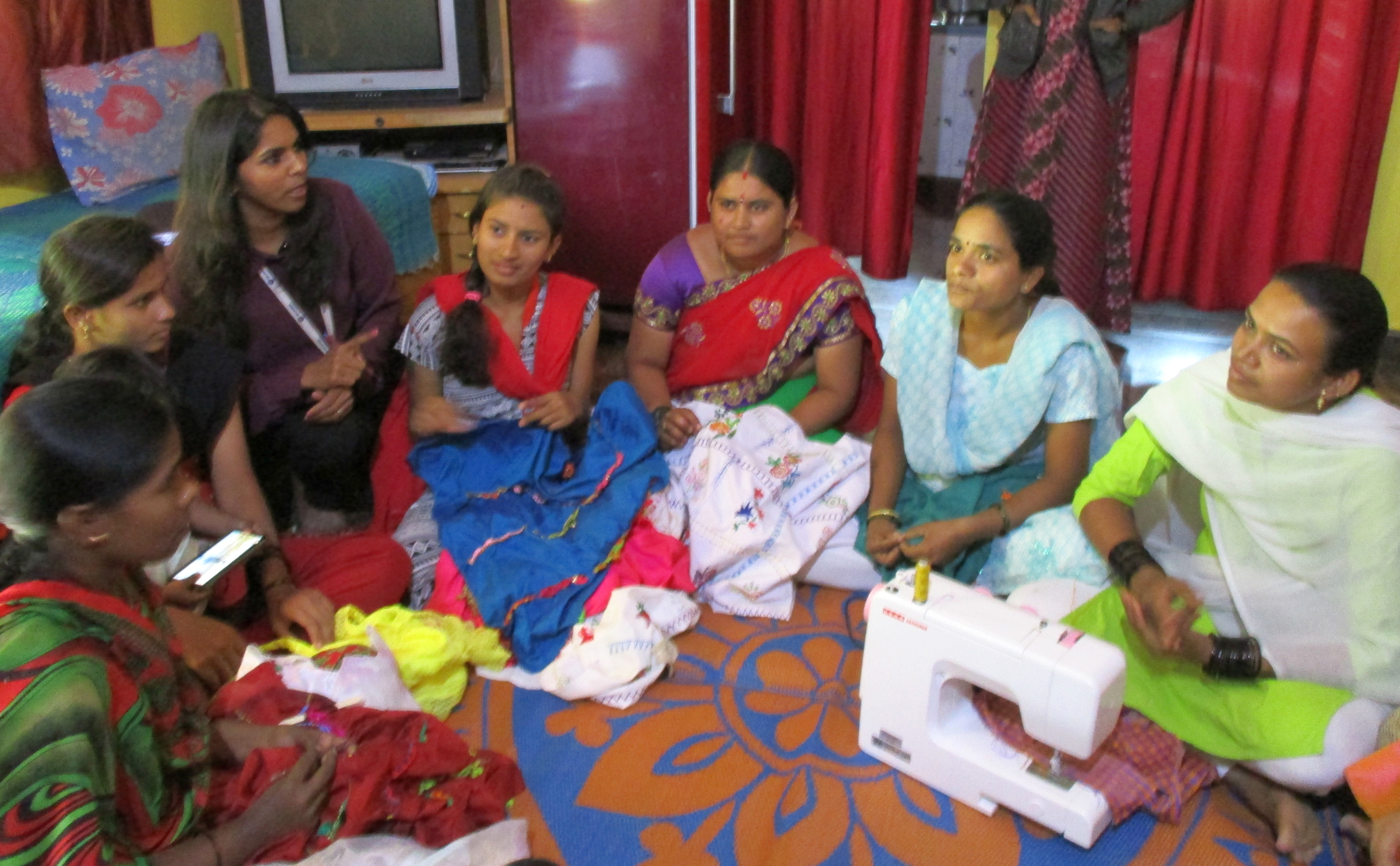 Supriya Naik hjälper bykvinnorna i närheten av fabriken till självförsörjning, här genom en sömnadskurs FOTO ZAC OYEAH
