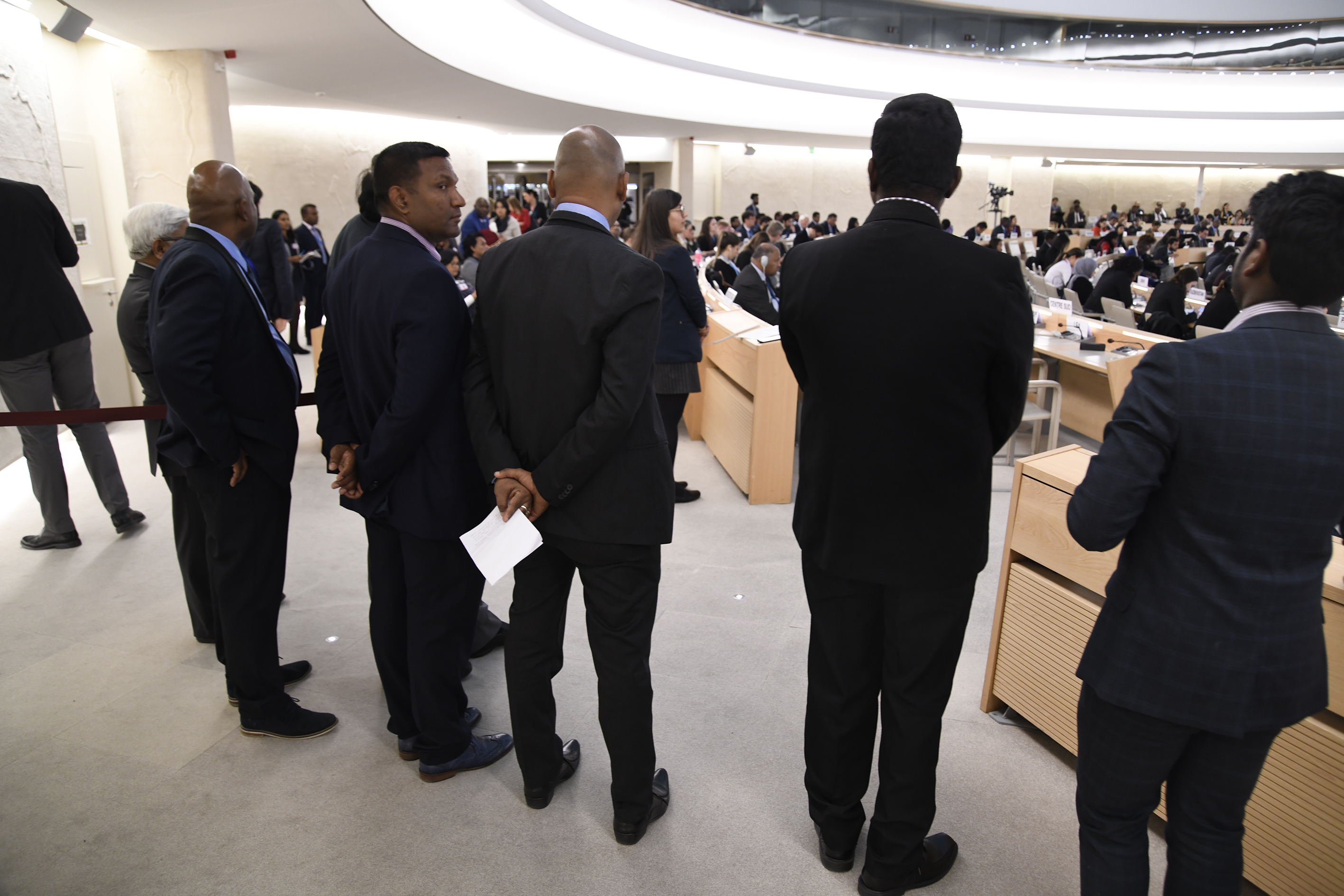 En grupp singalesiska nationalister fanns på plats i FN:s råd för mänskliga rättigheter för att föra fram åsikten att Sri Lankas regeringstrupper inte begick några krigsbrott, att ingen utredning ska göras och att omvärlden inte ska lägga sig i – allra minst FN. Foto: Johan Mikaelsson