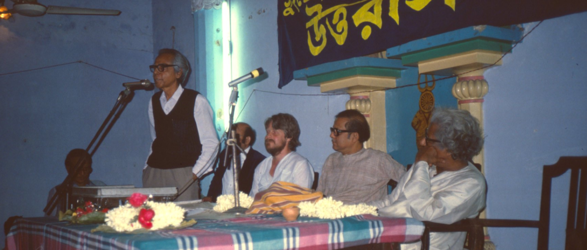 Lars Eklund fick kulturpris i Kolkata för sin insats att sprida info om indisk kultur i Sverige genom tidskriften Sydasien. Ajit Roy bjöds in av arrangörerna för att berätta om tidningen, ses på denna bild från 1989.