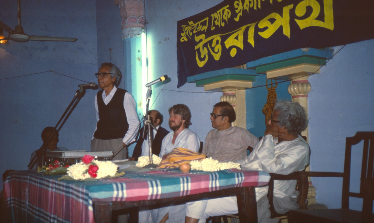 Lars Eklund fick kulturpris i Kolkata för sin insats att sprida info om indisk kultur i Sverige genom tidskriften Sydasien. Ajit Roy bjöds in av arrangörerna för att berätta om tidningen, ses på denna bild från 1989.