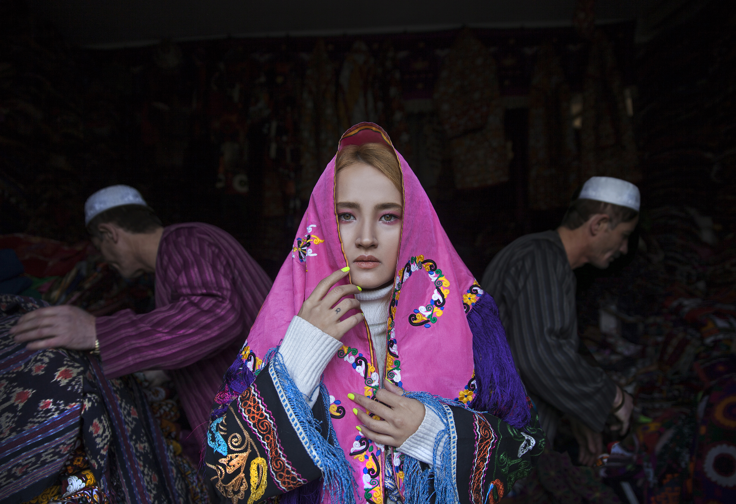 Del i konstnären Fatimah Hosseinis fotoserie Pearl in Oyster. Hon porträtterar en alternativ bild av Afghanistan.
