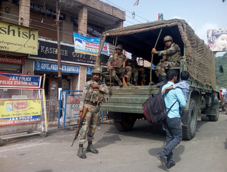 Indiska soldater på en gata i Kashmir oktober 2018