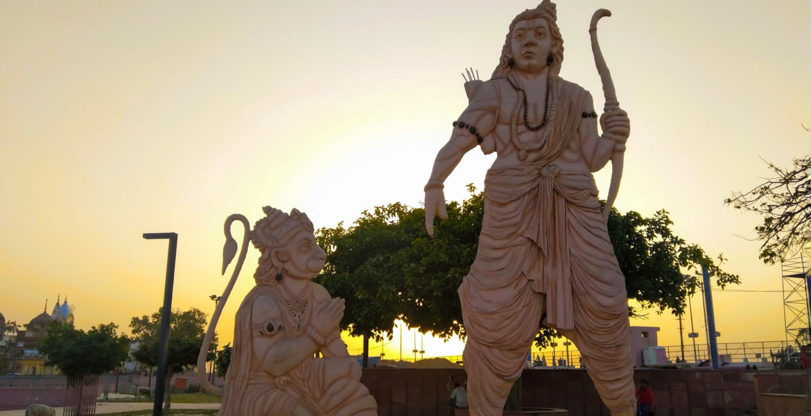 Statyer över Ram och Lord Hanuman i Ayodhya