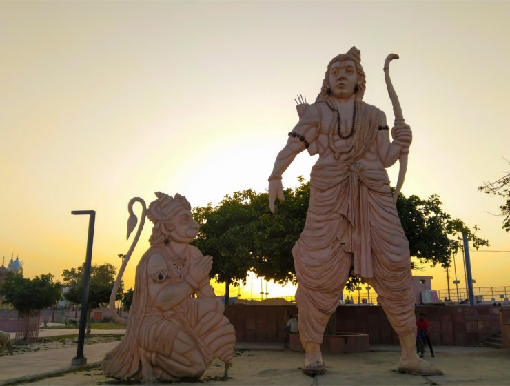 Statyer över Ram och Lord Hanuman i Ayodhya
