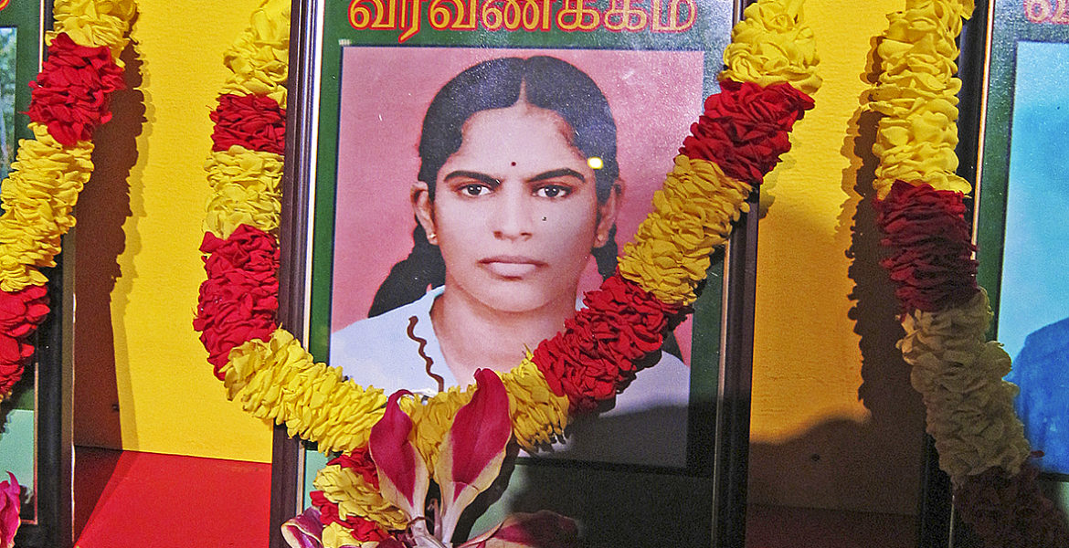 Bild av ung tamilsk kvinna som stupat i Sri Lankas inbördeskrig och förklarad martyr av gerillagruppen LTTE