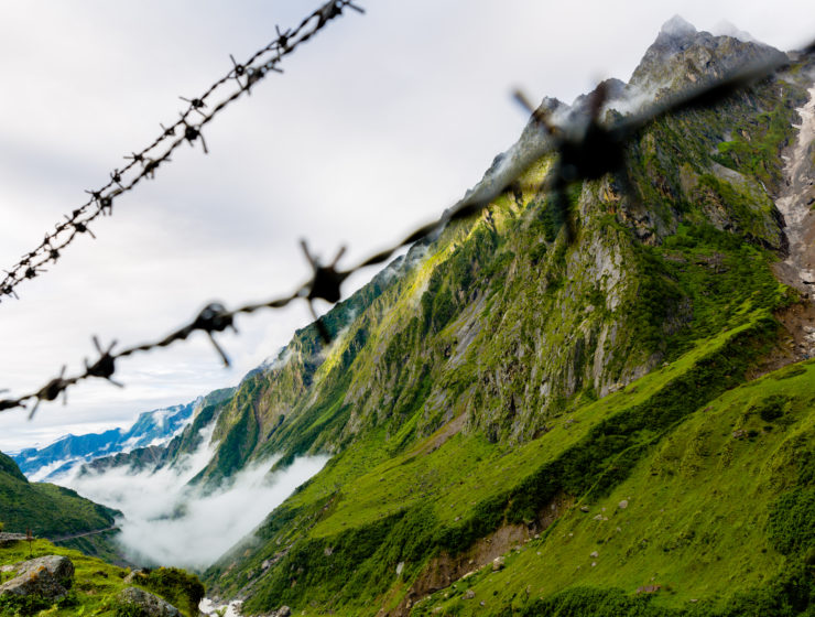 Taggtråd stänger i Kashmirs vackra berg.