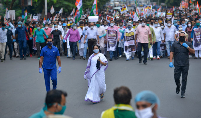 Chief Minister Mamata Banerjee deltar i en protest i Kolkata mot sextuellt våld.