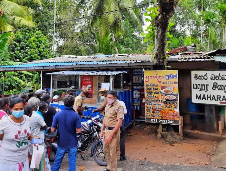 Vid fängelset i Mahara väntar anhöriga på besked