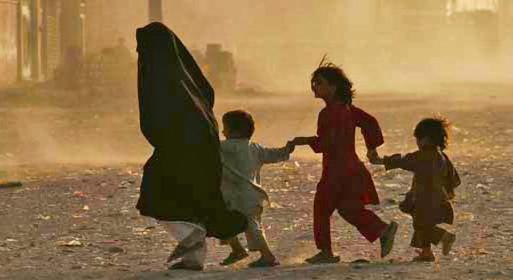 En afghansk familj flyr undan strider