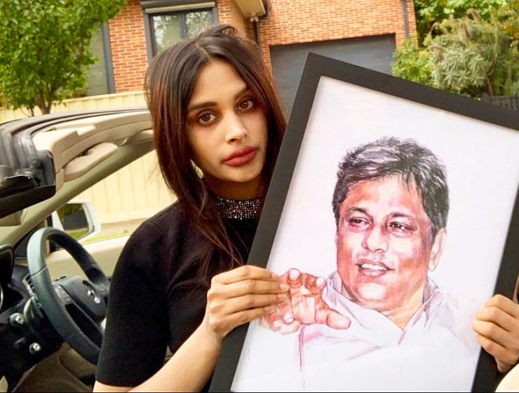 Ahimsa med en känd teckning av hennes far