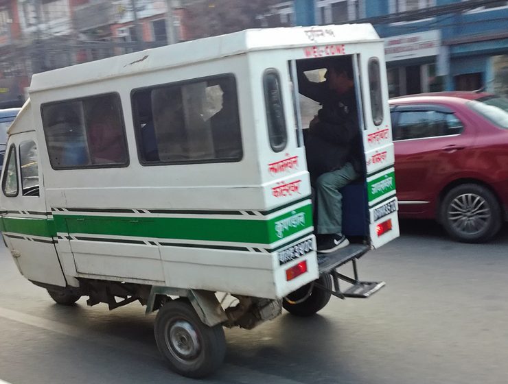 Tempo färdas genom Katmandu