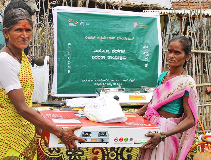 Kvinnor i en by i Malai Mahadeshwara Hills i Indien