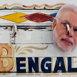 Mask föreställande Modi på lastbil i Kolkata