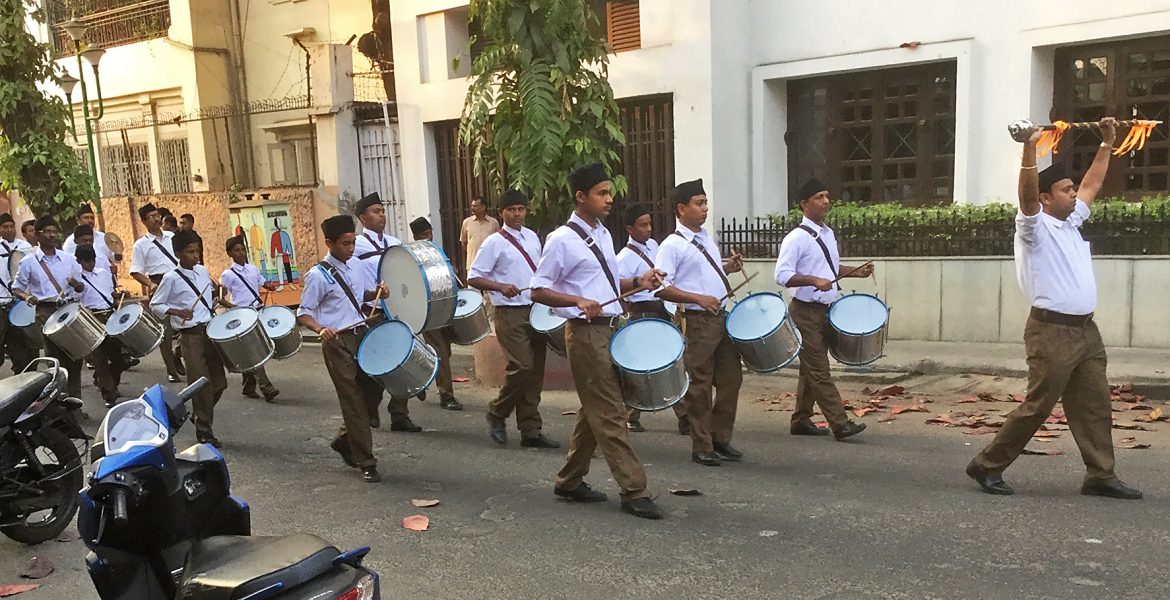 RSS paraderar i Kolkata