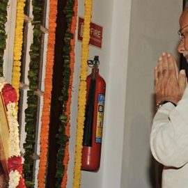 Premiärminister Modi hedrar Savarkar