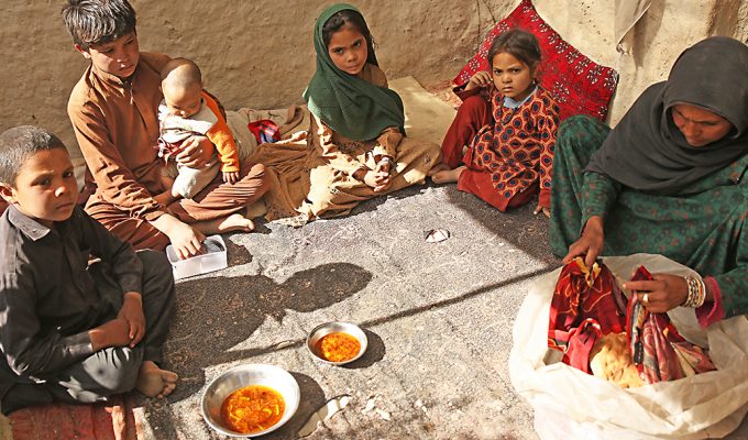 Barnfamilj kämpar för att överleva i Kabul 2021