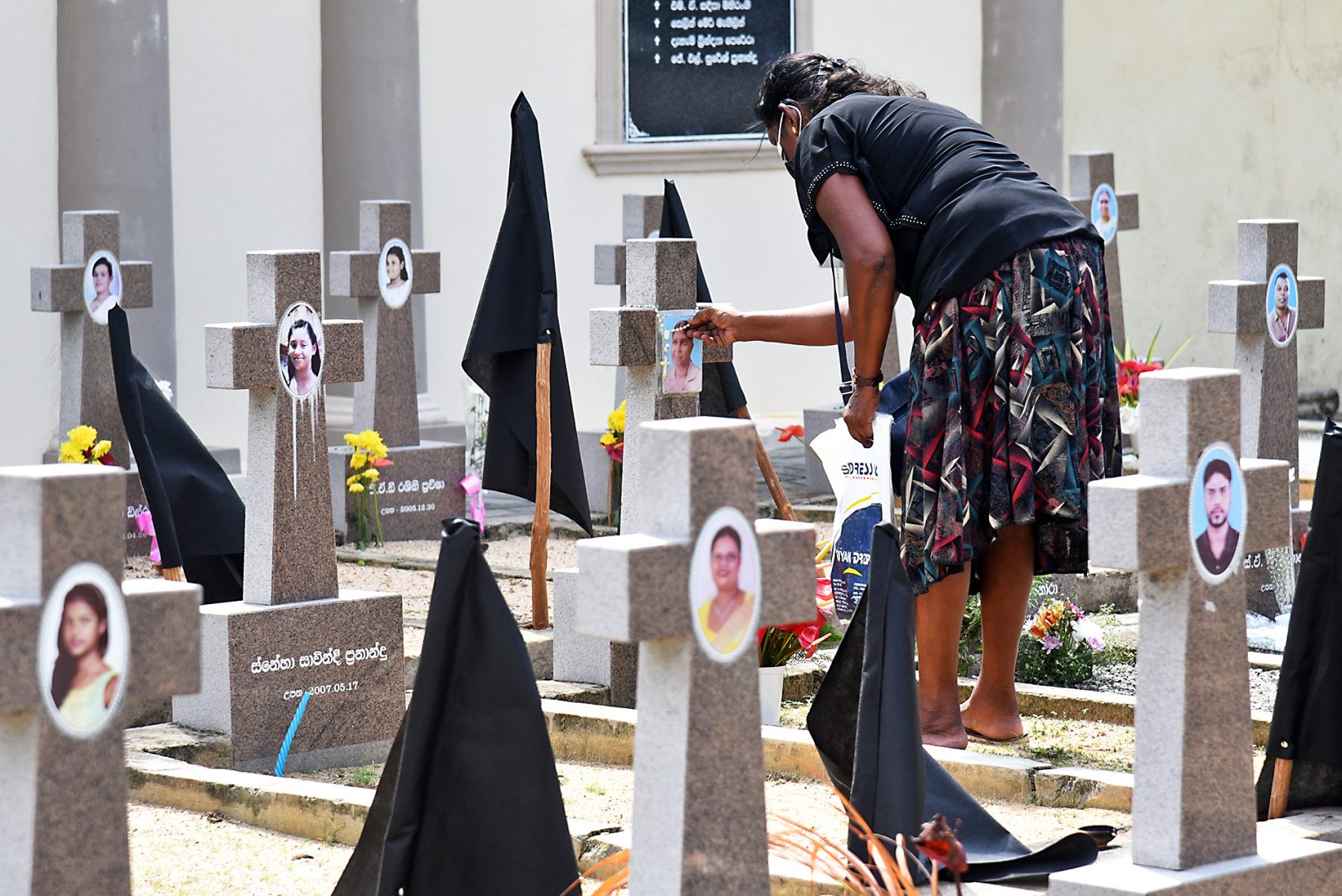 Sörjande vid kyrkogård i Negombo 21 april 2022