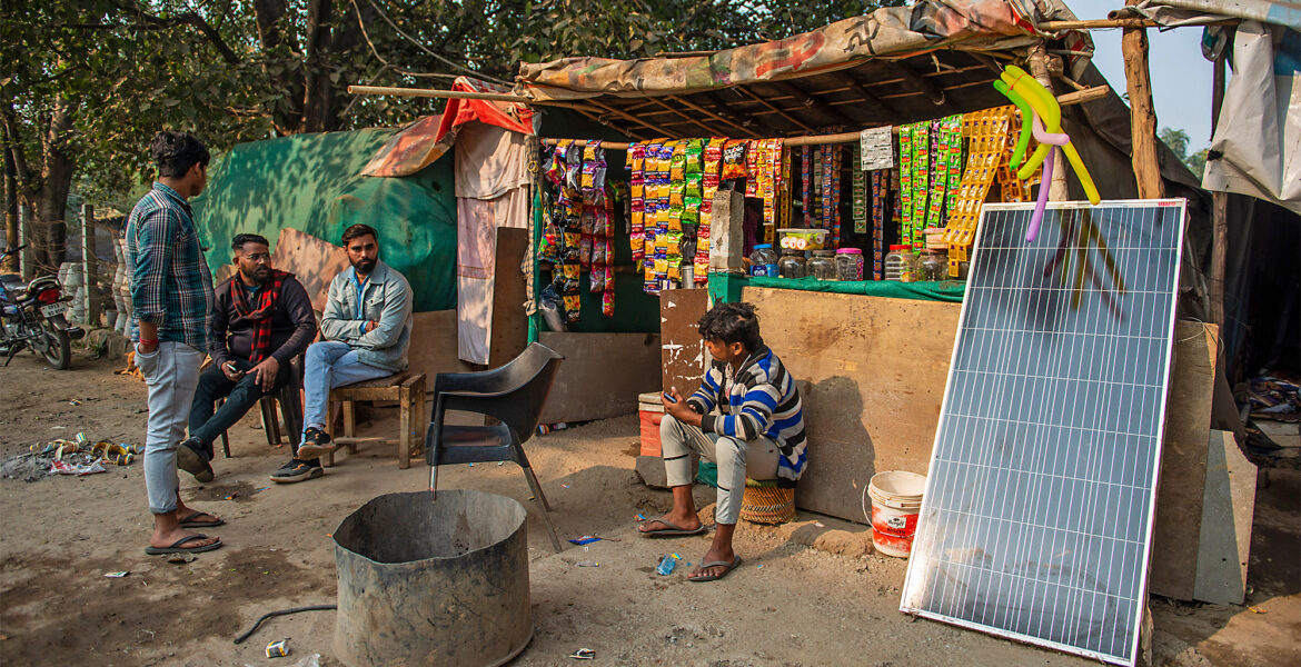 Solpanel på plats i Yamuna utanför Delhi