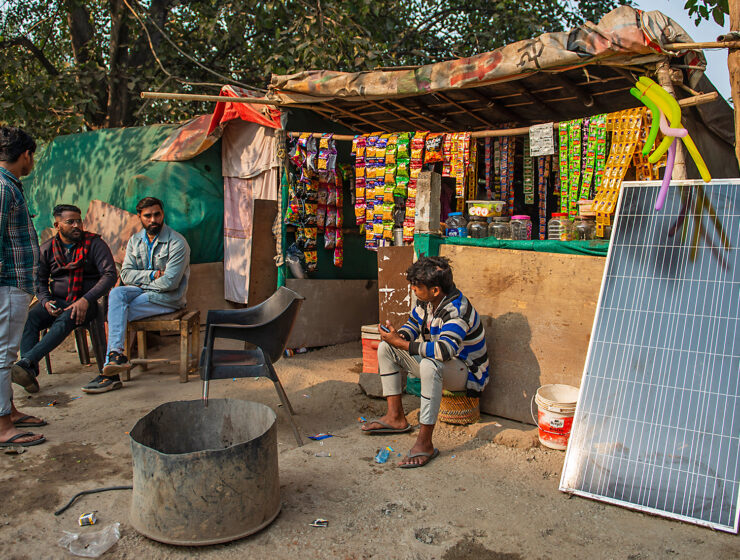 Solpanel på plats i Yamuna utanför Delhi