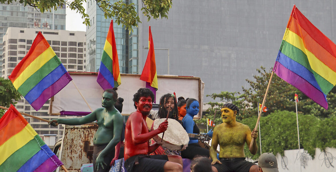 Deltagare i Freedom Pride Parade i Colombo i juni 2023, målade i regnbågens färger.