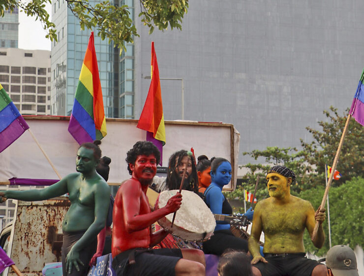 Deltagare i Freedom Pride Parade i Colombo i juni 2023, målade i regnbågens färger.