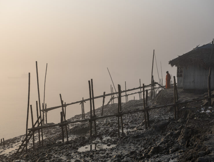 En kvinna på Banishanta ser ut över havet.