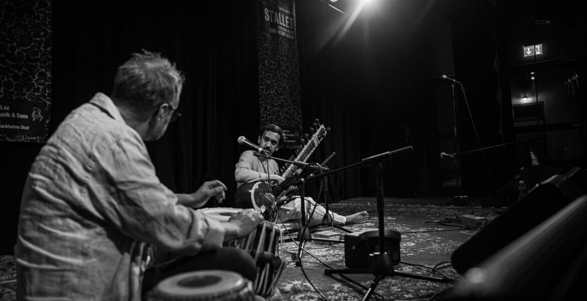 Apte Suvrat med sin sitar vid Stockholm Sangeets öppna scen 2023.