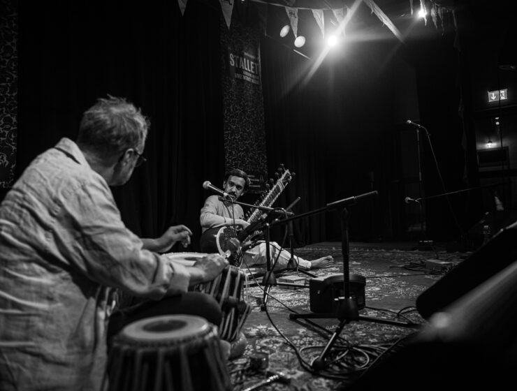 Apte Suvrat med sin sitar vid Stockholm Sangeets öppna scen 2023.