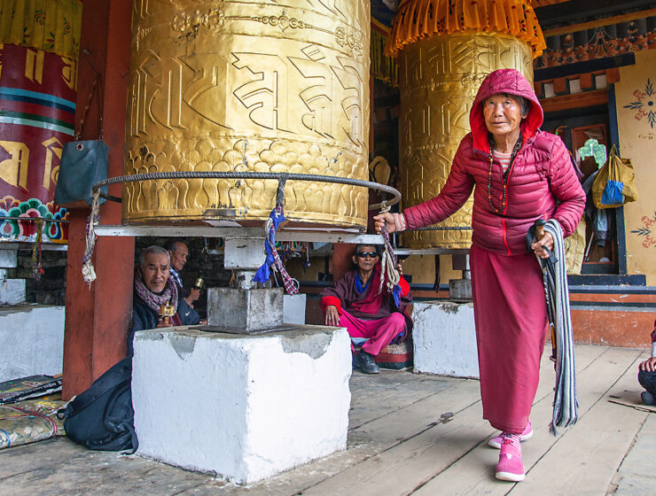 Äldre besökare i tempel i Bhutan