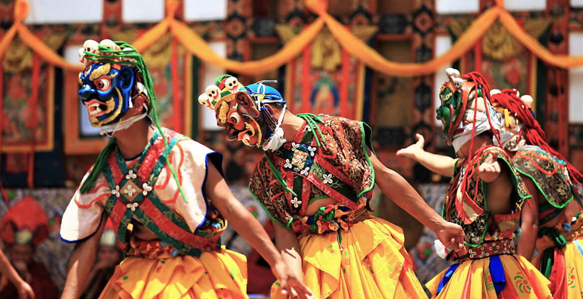Traditionell dans i Bhutan, lyckolandet som också har sina mörka sidor
