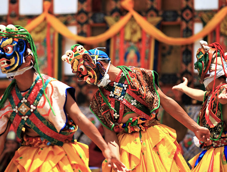 Traditionell dans i Bhutan, lyckolandet som också har sina mörka sidor