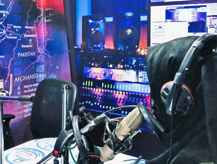 En kvinnlig journalist i Afghanistan i en radiostudio