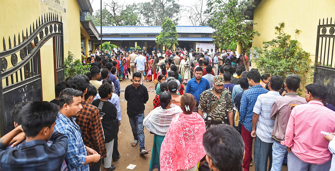 Människor i Guwahati i Indien röstar i parlamentsvalet den 7 maj