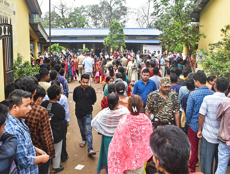 Människor i Guwahati i Indien röstar i parlamentsvalet den 7 maj