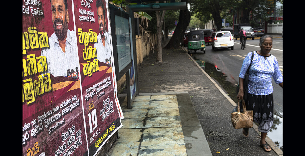 Affischer med porträtt på Anura Kumara Dissanayake pryder en busshållplats i Colombo