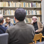 Anisur Rahman bengalisk-svensk poet, redaktör och folkbildare, talade vid panelsamtalet i Stockholm. På bilden syns också Arne Ruth och Lars Häger.