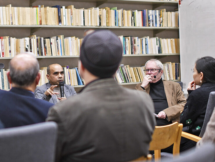 Anisur Rahman bengalisk-svensk poet, redaktör och folkbildare, talade vid panelsamtalet i Stockholm. På bilden syns också Arne Ruth och Lars Häger.