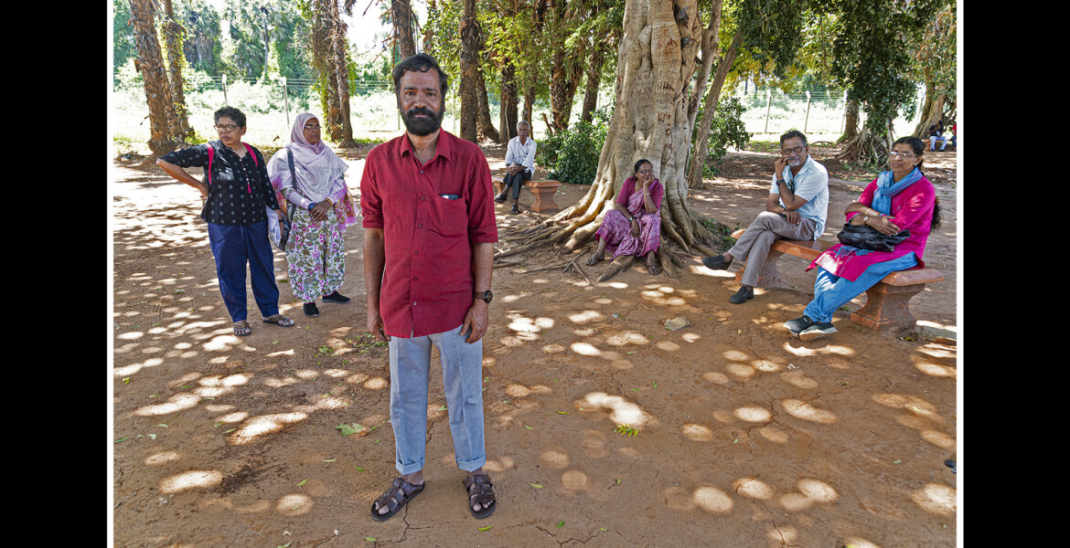 Indiska resenärer väntar under ett träd i Sri Lanka