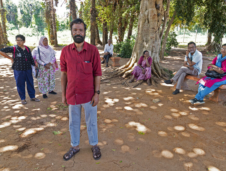 Indiska resenärer väntar under ett träd i Sri Lanka