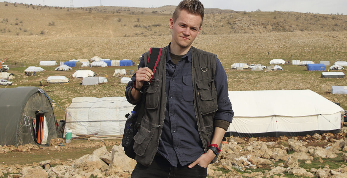 Journalisten Joakim Medin under en av otaliga reportageresor.