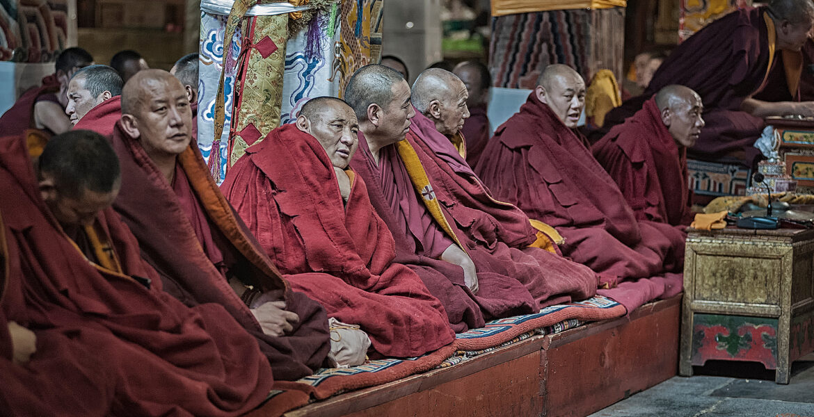 Tibetanska munkar i klostret Ganden på berget Wangbur i Lhasa, Tibet.