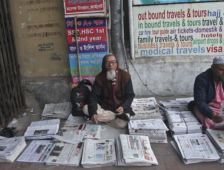 Tidningsförsäljare på en gata i Dhaka.